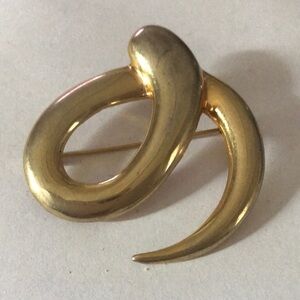 Elegant YR Gold Brooch